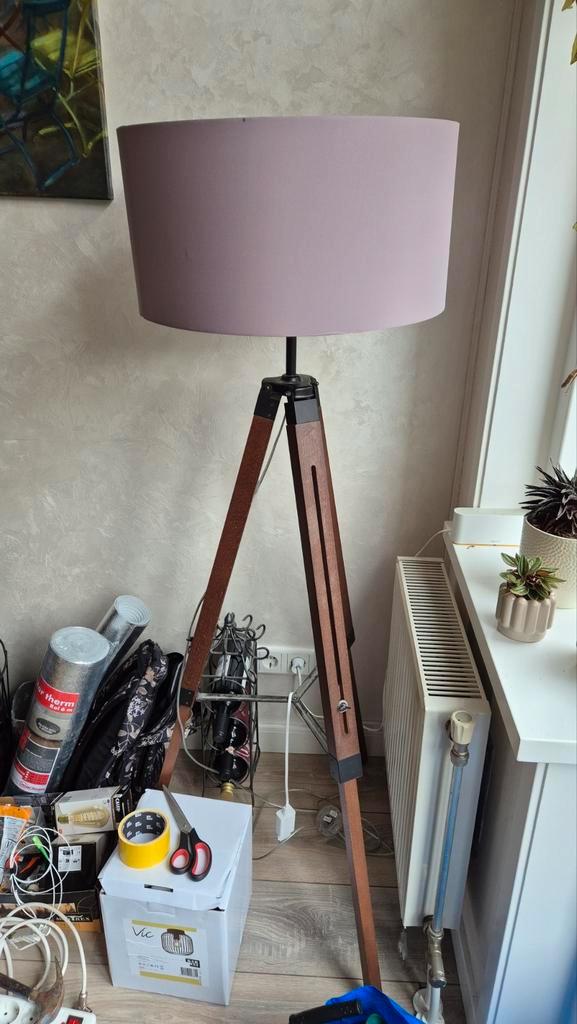Mooie Staande Lamp met Houten Tripod. Incl, lichtbron, Huis en Inrichting, Lampen | Vloerlampen, Zo goed als nieuw, 150 tot 200 cm