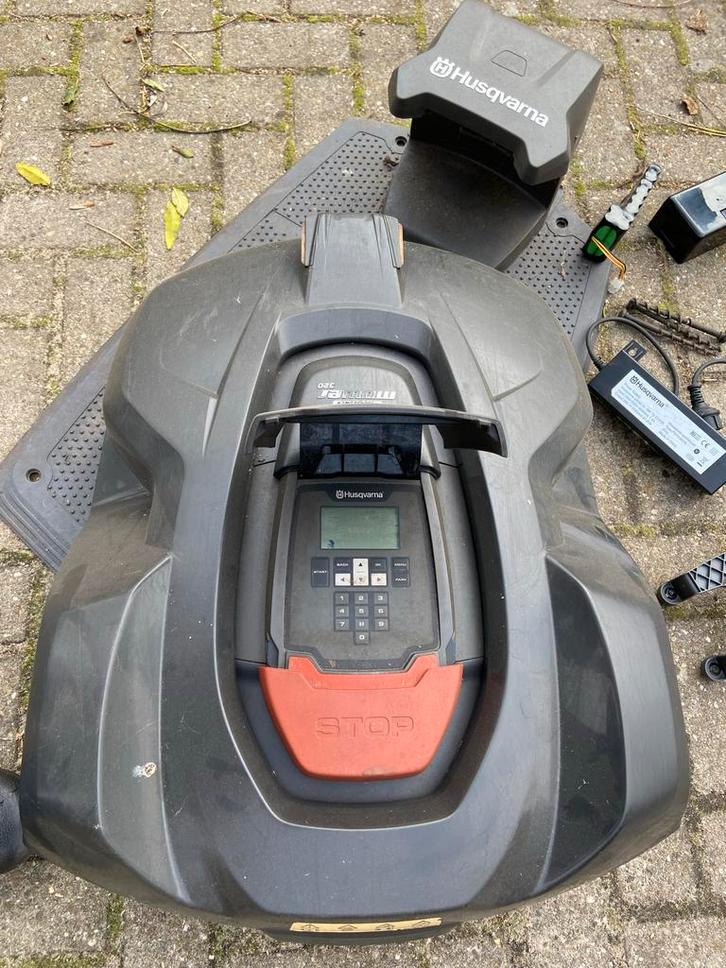 Husqvarna 320 Robotmaaier - Onderdelen/Reparatie, Tuin en Terras, Robotmaaiers, Gebruikt, 20 tot 25 cm, Ophalen