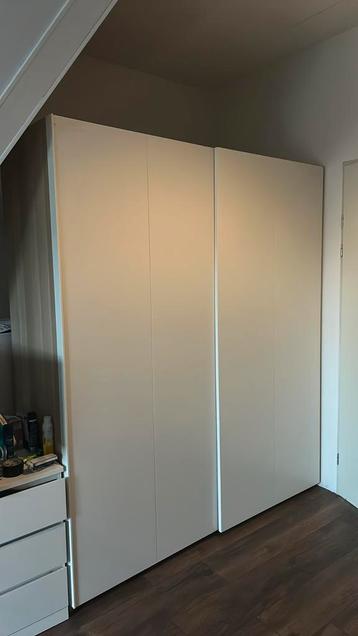 Grote witte schuifdeuren kast pax kast met planken