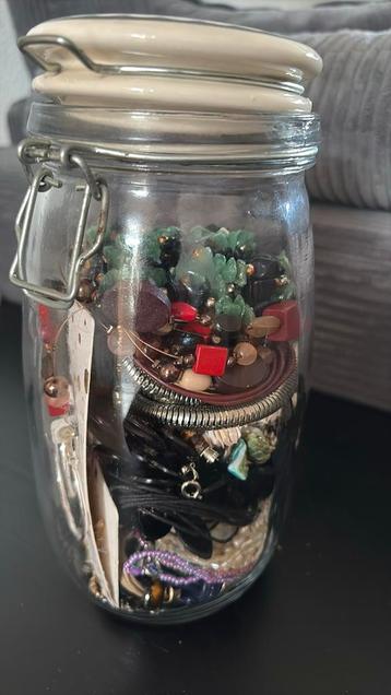 “Mystery” pot vol sieraden beschikbaar voor biedingen