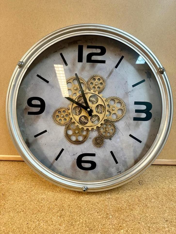 Wandklok tandwielen 45 cm doorsnede, Huis en Inrichting, Woonaccessoires | Klokken, Zo goed als nieuw, Wandklok, Ophalen