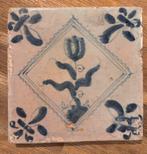 Antieke Delfs blauwe tegel tulp motief., Antiek en Kunst, Antiek | Wandborden en Tegels, Ophalen of Verzenden