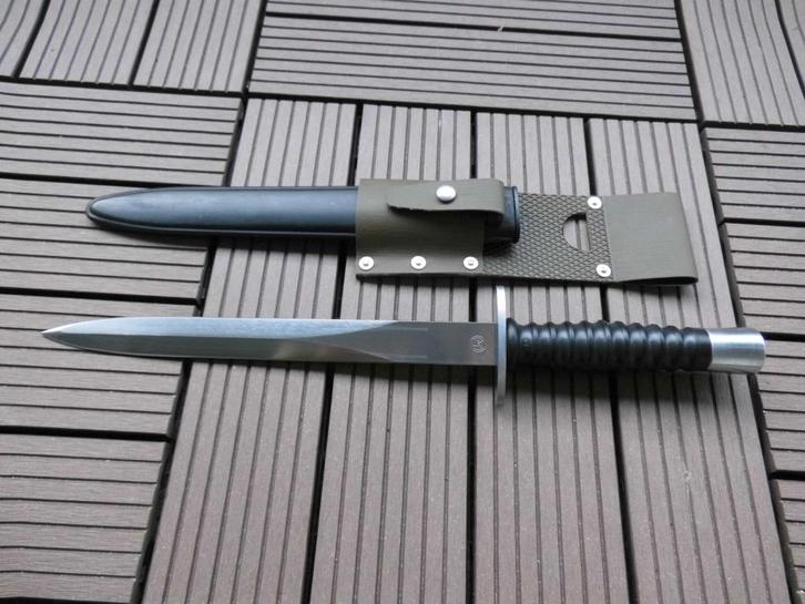 SIG commando dolk met hangertje/frog, Verzamelen, Militaria | Algemeen, Landmacht, Mes of Dolk, Verzenden