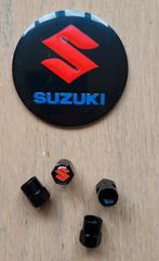 Set van 4 aluminium Suzuki wieldopstickers en ventieldoppen., Auto diversen, Wieldoppen, Ophalen of Verzenden, Nieuw