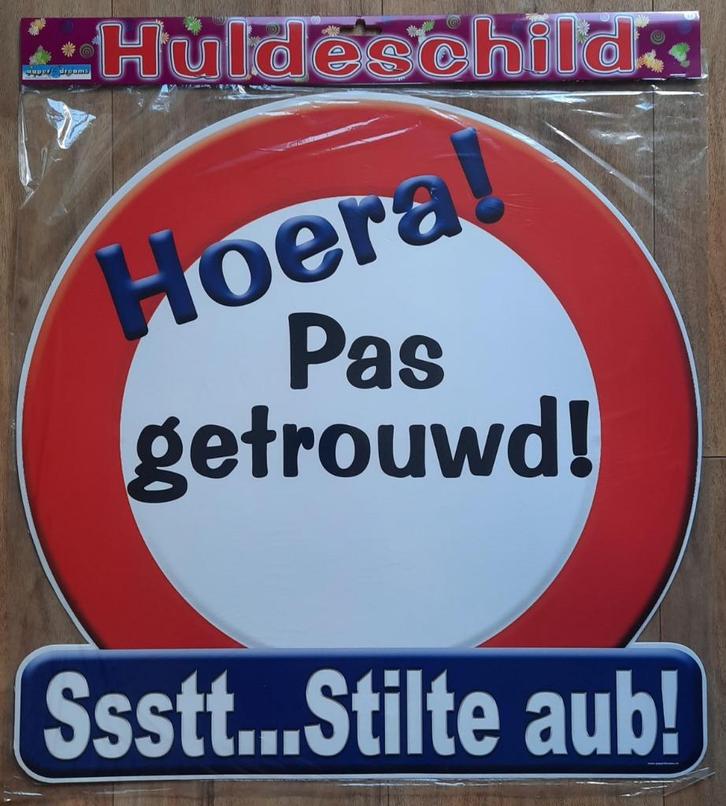 Huldeschilden, Gevelvlaggen enz, - Pas Getrouwd -  ( Nieuw ), Hobby en Vrije tijd, Feestartikelen, Nieuw, Versiering, Geboorte of Huwelijk