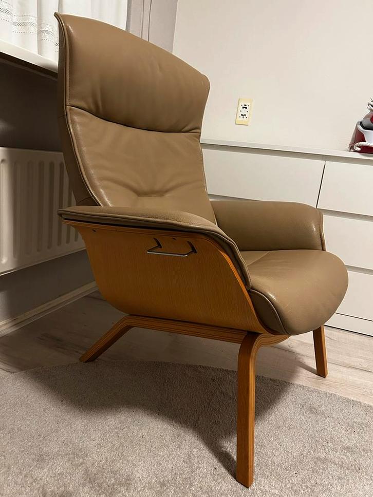 Verstelbare leren fauteuil taupe/beige, Huis en Inrichting, Fauteuils, Gebruikt, Hout, 75 tot 100 cm, Ophalen