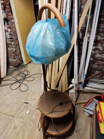Vintage tafeltje met lamp hout beschikbaar voor biedingen
