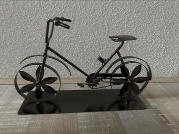 Fiets metaal als accessoire beschikbaar voor biedingen
