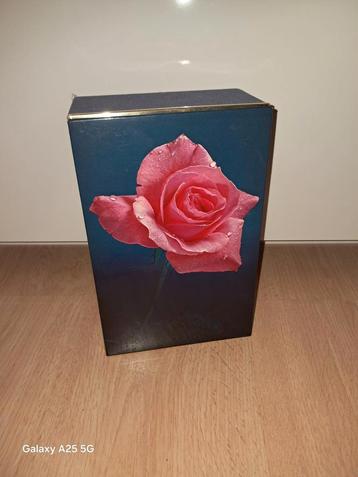 Decoratieve Doos met Rozenprint beschikbaar voor biedingen