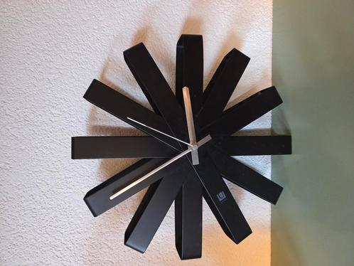 Umbra, model Ribbon, Huis en Inrichting, Woonaccessoires | Klokken, Zo goed als nieuw, Wandklok, Ophalen of Verzenden