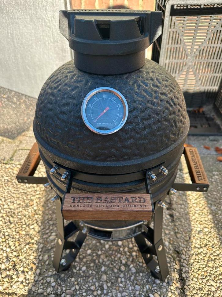 Bastard Urban Small Kamado in top staat., Tuin en Terras, Houtskoolbarbecues, Zo goed als nieuw, Ophalen