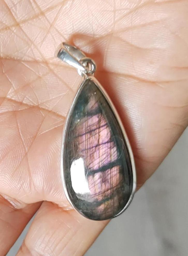 925 zilveren hanger met natuurlijke paarse Labradoriet steen, Sieraden, Tassen en Uiterlijk, Kettinghangers, Nieuw, Zilver, Paars