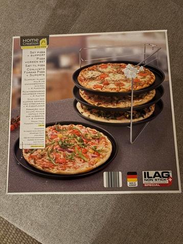 Rekje met 4 bakplaten voor pizza’s beschikbaar voor biedingen