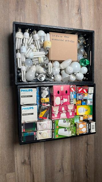 2 kratten met meer dan 125 lampen (nieuw & gebruikt) beschikbaar voor biedingen