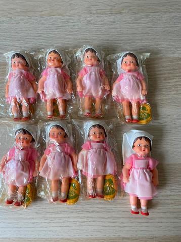 Doos met 8 oude popjes. 12,5 cm hoog. Versturen kan beschikbaar voor biedingen