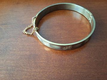 Goudkleurige Armband met Sluiting beschikbaar voor biedingen