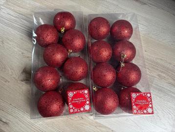 Rode kerstballen  beschikbaar voor biedingen