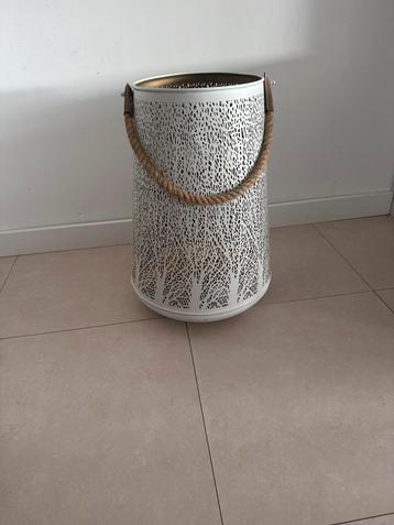 Mooie witte windlicht met touw beschikbaar voor biedingen