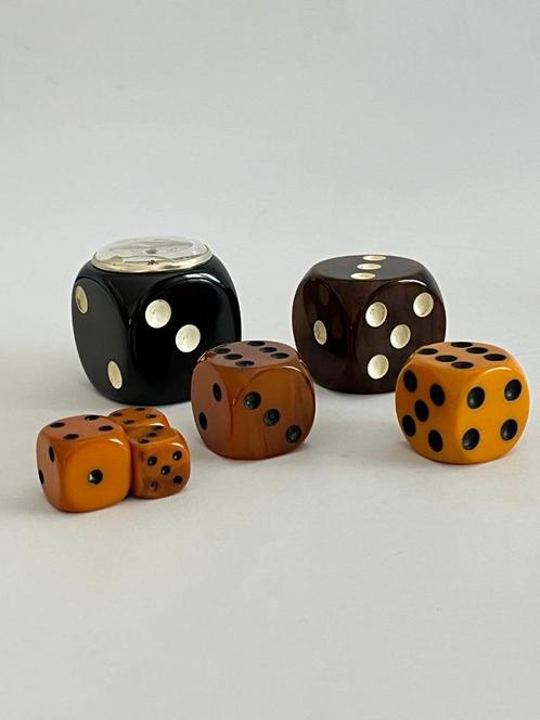 7 Dobbelstenen in Bakeliet/Catalin, Hobby en Vrije tijd, Gezelschapsspellen | Bordspellen, Gebruikt, Verzenden