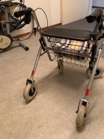 Perfecte Rollator grijs met mandje, in goede conditie beschikbaar voor biedingen