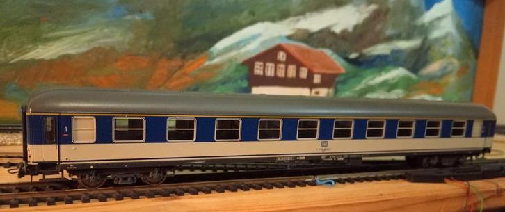 Prachtig Roco rijtuig blauw/crème, Deutsche Bundesbahn, DB., Hobby en Vrije tijd, Modeltreinen | H0, Nieuw, Wagon, Gelijkstroom