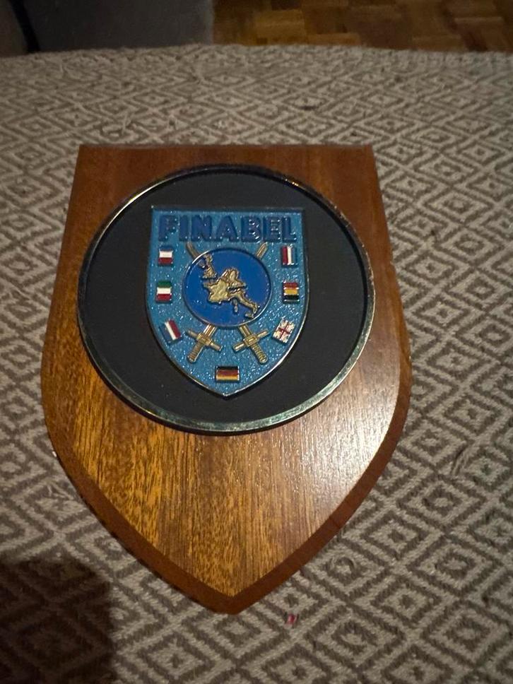 FINABEL Embleem op Houten Schild, Verzamelen, Militaria | Algemeen, Landmacht, Embleem of Badge, Overige gebieden, Ophalen of Verzenden