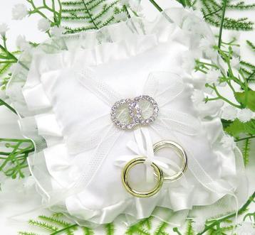 Prachtige vierkantige ringkussentje versierd met witte lint. beschikbaar voor biedingen