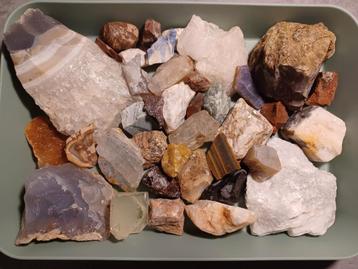 Ruwe mineralen en edelstenen (2kg) beschikbaar voor biedingen