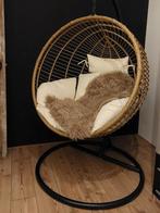 Prachtige zwart met rotan eggchair incl. dik zitkussen., Huis en Inrichting, Fauteuils, Ophalen, Zo goed als nieuw