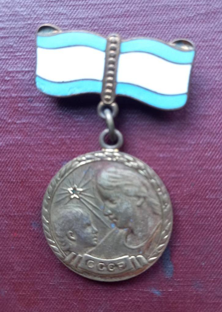 USSR Moederschapsmedaille 2ste klasse voor 5 kinderen zilver, Verzamelen, Militaria | Algemeen, Landmacht, Nederland, Ophalen of Verzenden