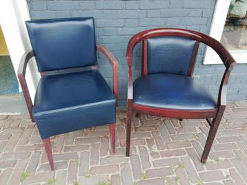 2 originele vintage hotel stoelen, hout met blauw kunstleer 