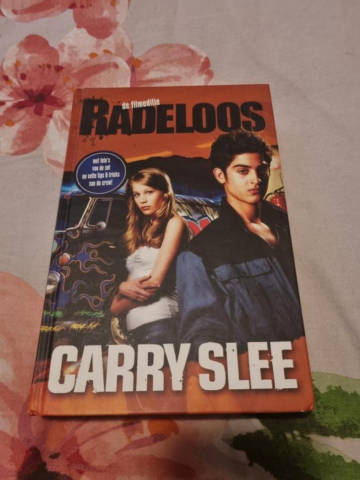 Radeloos - Carry Slee (Filmeditie), Boeken, Romans, Gelezen, Nederland, Ophalen of Verzenden