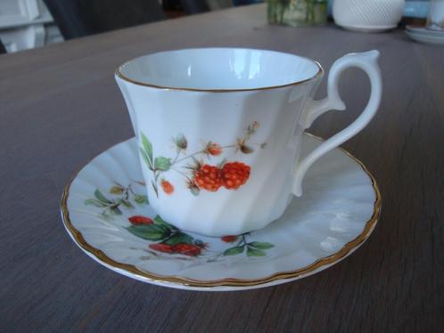 Royal Kendal bone China thee kop en schotel., Verzamelen, Porselein, Kristal en Bestek, Zo goed als nieuw, Kop en/of schotel, Porselein