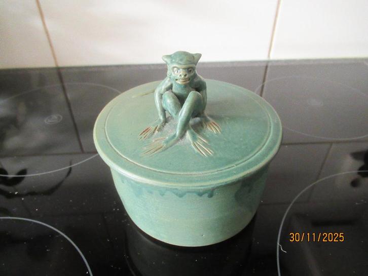 GROEN KERAMIEK POTJE MET DUIVELS AAPJE OP DEKSEL- CA1970, Antiek en Kunst, Antiek | Keramiek en Aardewerk, Ophalen of Verzenden