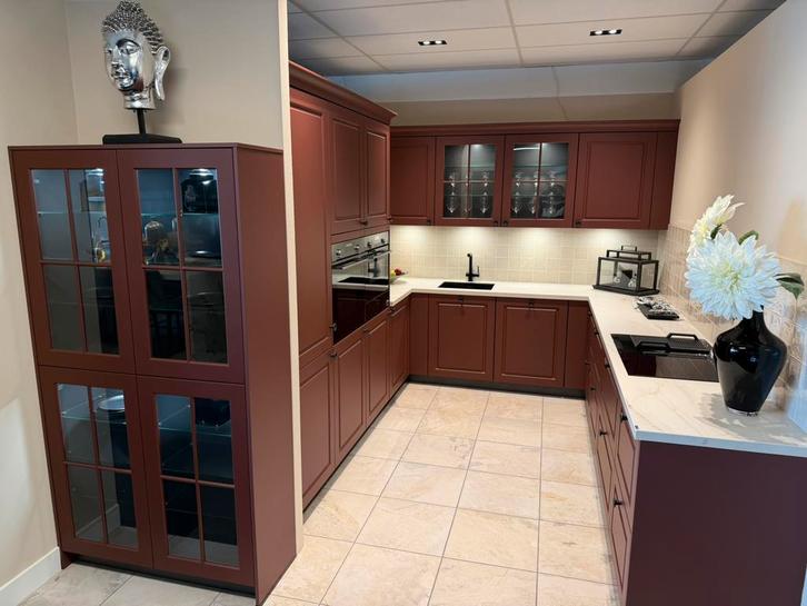 Showroom keuken voor maar €13.500,-, Huis en Inrichting, Keuken | Complete keukens, Nieuw, Overige typen, Rood, Overige materialen