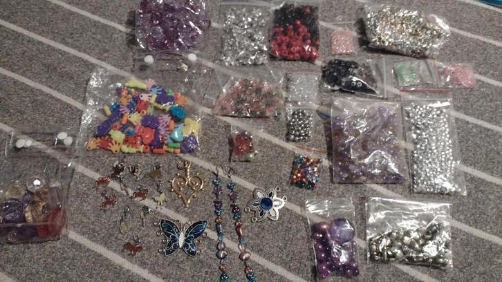 Kralen , ornamentjes en mini belletjes, Hobby en Vrije tijd, Kralen en Sieraden maken, Zo goed als nieuw, Kraal, Ophalen of Verzenden