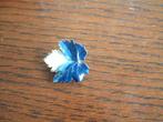 mooi broche blauw emaille van een blad of Maple Leaf, Sieraden, Tassen en Uiterlijk, Broches, Blauw, Ophalen of Verzenden, Koper