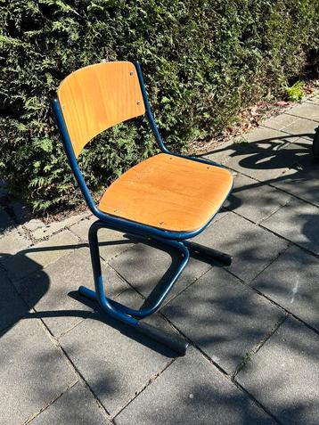 Vintage kinder bureaustoel! Staat ook in de woonkamer leuk. beschikbaar voor biedingen