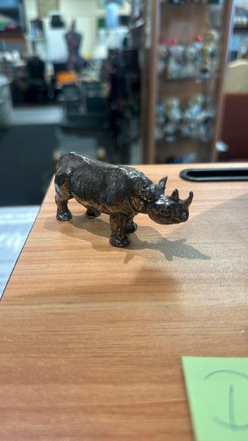 Bronsen ornament neushoorn beschikbaar voor biedingen