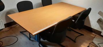 Tafel met 4 sledestoelen