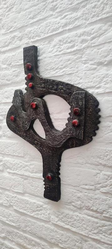 Brutalist wand sculptuur resin 1970s beschikbaar voor biedingen