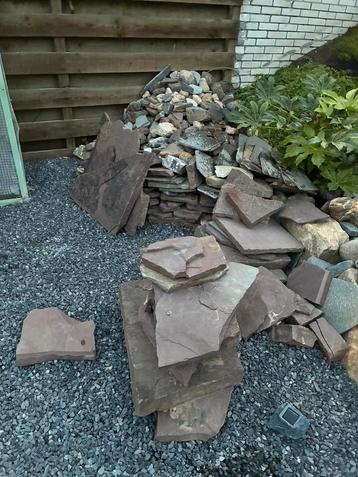 Maaskeien en flagstones gratis beschikbaar voor biedingen