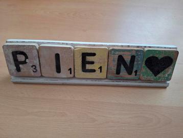 Houten decoratie 'PIEN' beschikbaar voor biedingen