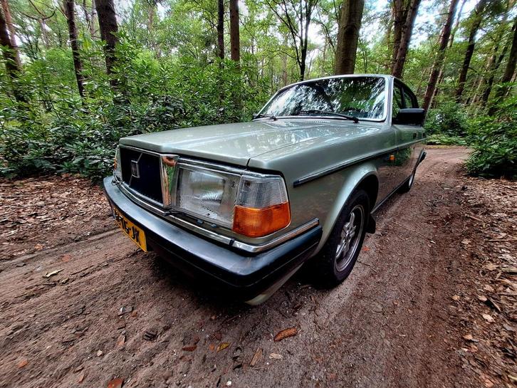 Volvo 240 2.3 GL AUT 1984 129.000km, Auto's, Volvo, Particulier, Benzine, Sedan, Automaat, Geïmporteerd, Groen, Beige, Achterwielaandrijving
