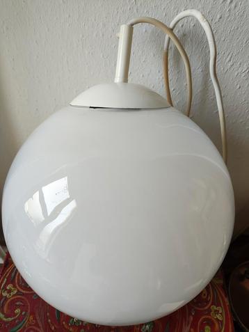 Prachtige vintage glazen hanglamp beschikbaar voor biedingen