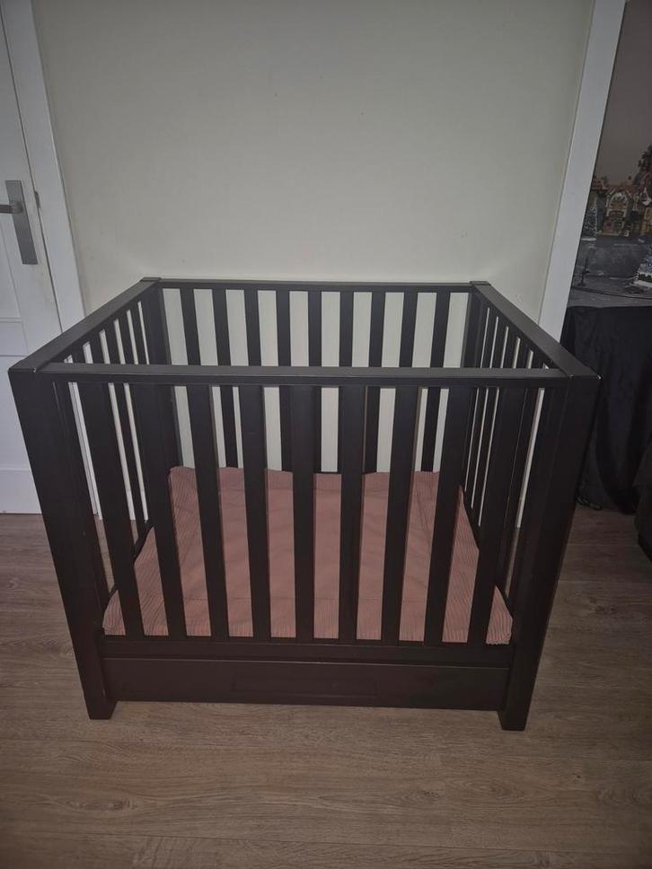 Mooie zwarte box met lade en boxkleed, Kinderen en Baby's, Boxen, Ophalen