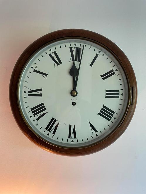 General Post Office (GPO) wandklok te koop!, Antiek en Kunst, Antiek | Klokken, Ophalen