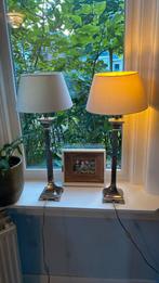 Twee zilverkleurige lampvoeten met gratis witte kappen, Ophalen of Verzenden, Zo goed als nieuw, Minder dan 50 cm