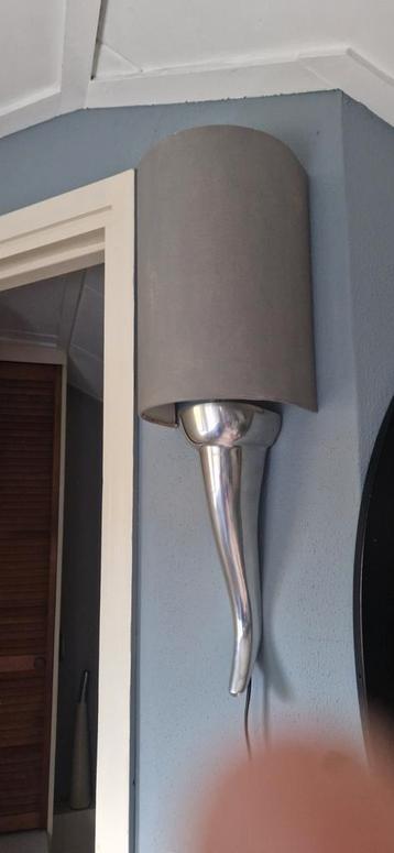 Moderne Wandlamp met Grijze Kap beschikbaar voor biedingen