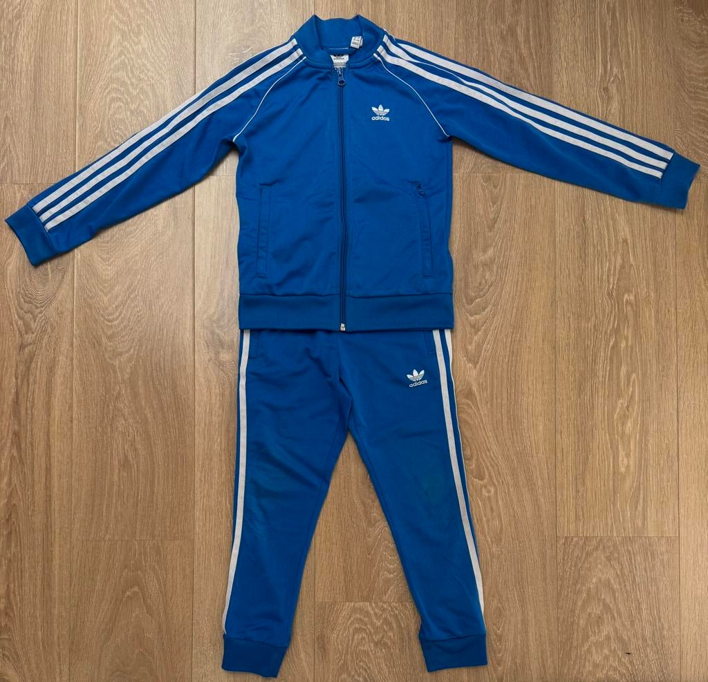 Origineel Adidas trainingspak blauw/wit maat 128, Kinderen en Baby's, Kinderkleding | Maat 128, Ophalen of Verzenden, Gebruikt